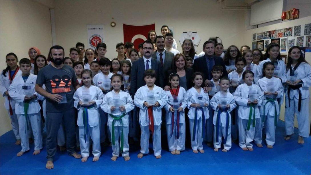 Sayın Kaymakamımız Ali Ekber ATEŞ ve İlçe Milli Eğitim Müdürümüz Nuray KABAŞ taekwondoda dereceye giren öğrencilerimize ödüllerini verdiler.