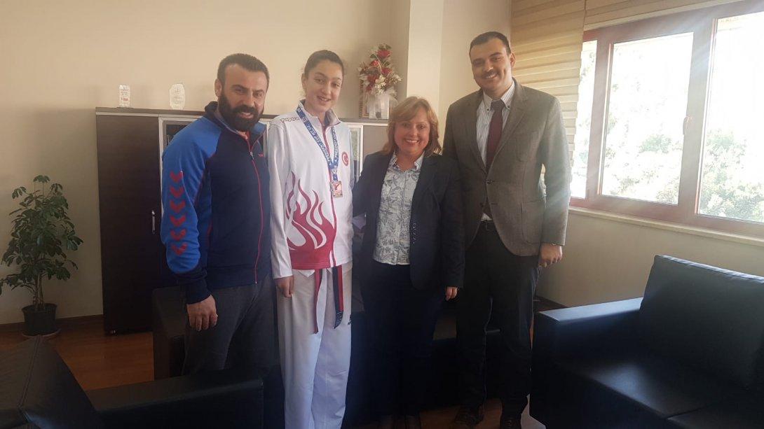 Dereceye giren taekwondo sporcumuz İlçe Milli Eğitim Müdürü Nuray KABAŞ´ı ziyaret etmiştir.