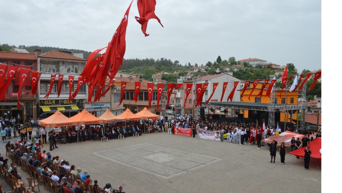 19 MAYIS ATATÜRK'Ü ANMA GENÇLİK VE SPOR BAYRAMI TÖRENLE KUTLANDI