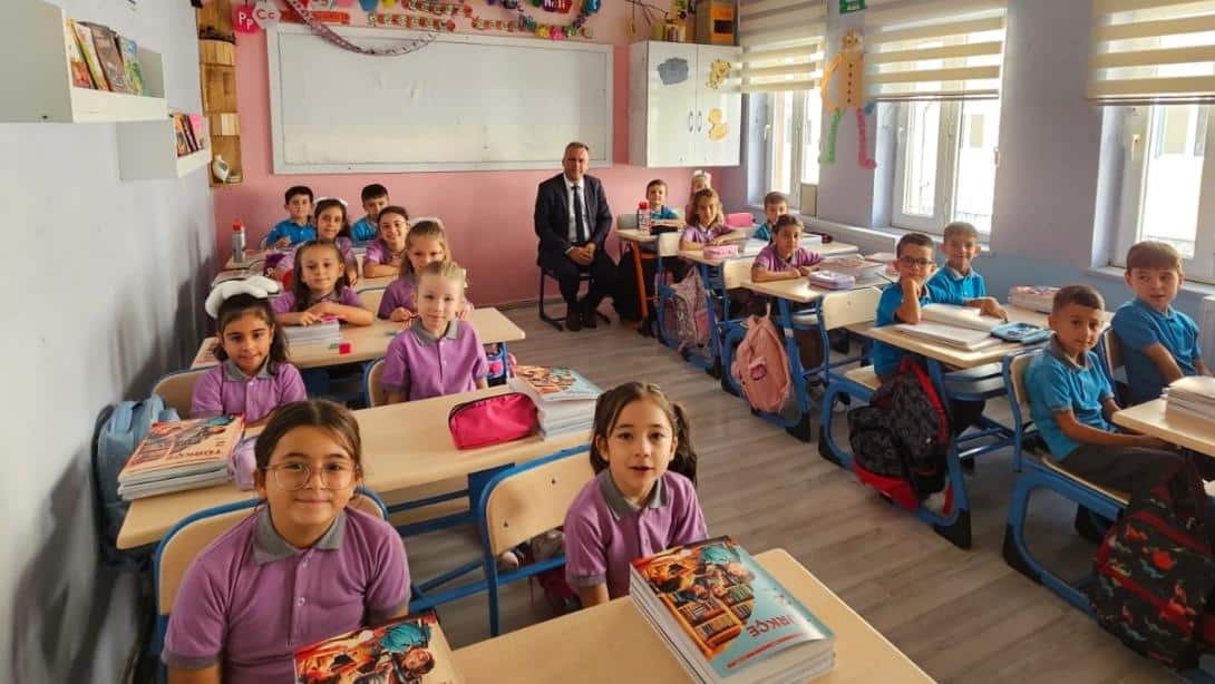 OKULLARIMIZDA 'HER ÇOCUK BİR FİDAN ,İLK DERS YEŞİL VATAN' TEMASIYLA İLK DERS YAPILDI.