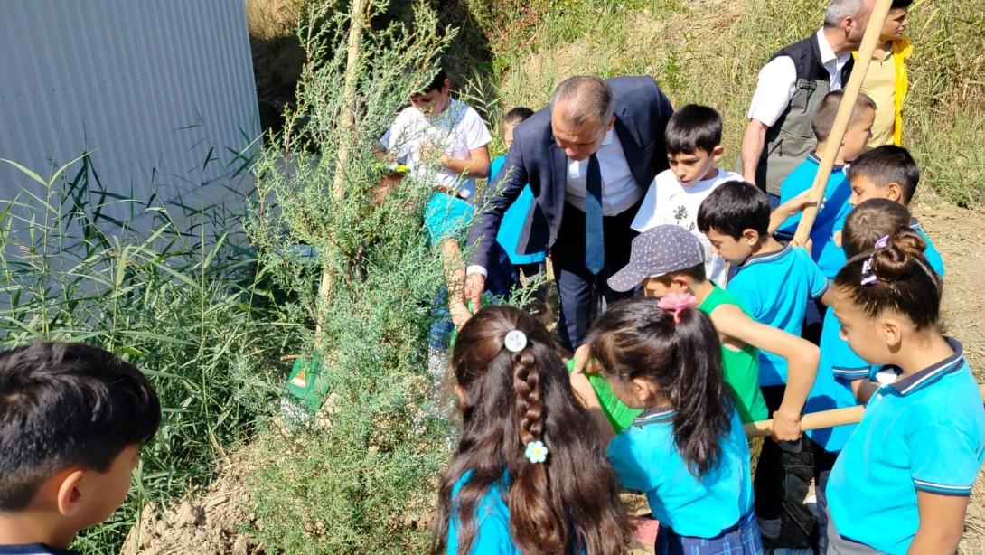 ''YEŞİL VATAN - BENİM OKULUM GELECEĞE ÇARE'' ETKİNLİKLERİ KAPSAMINDA FİDAN DİKİMİ GERÇEKLEŞTİRİLDİ.